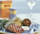 Gegrillter Lachs mit Bratkartoffeln und grünen Bohnen
