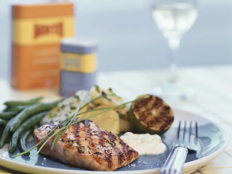 Gegrillter Lachs mit Bratkartoffeln und grünen Bohnen