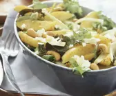 Gemischter Kartoffelsalat mit Cashews und Käse