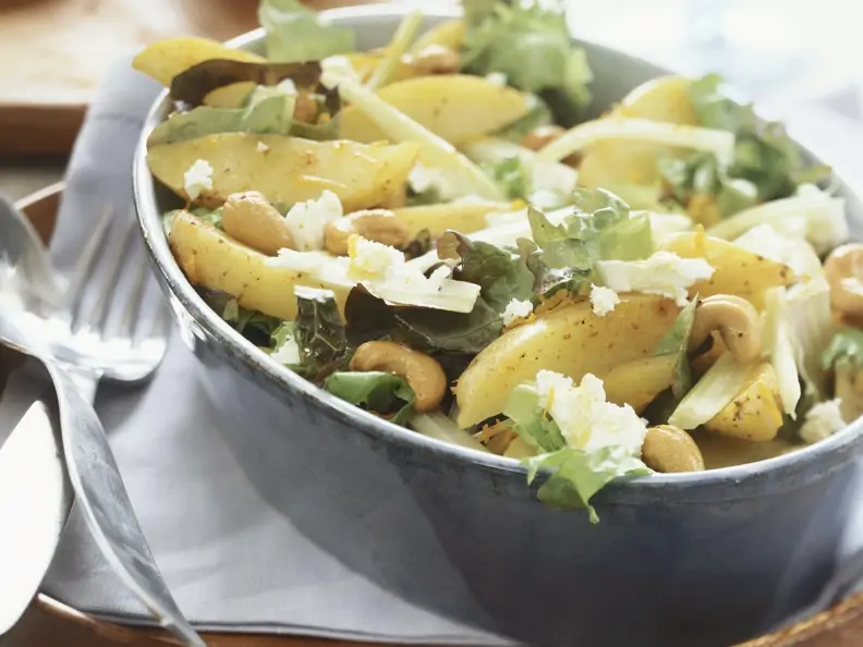 Gemischter Kartoffelsalat mit Cashews und Käse