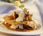 Zucchinicrêpes mit Champignon-Nuss-Gemüse