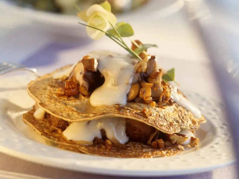 Zucchinicrêpes mit Champignon-Nuss-Gemüse