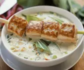 Suppe auf Thai-Art mit Lachsspieß