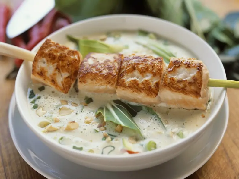 Suppe auf Thai-Art mit Lachsspieß