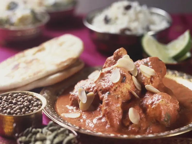 Hähnchen mit Mandelblättchen auf indische Art
