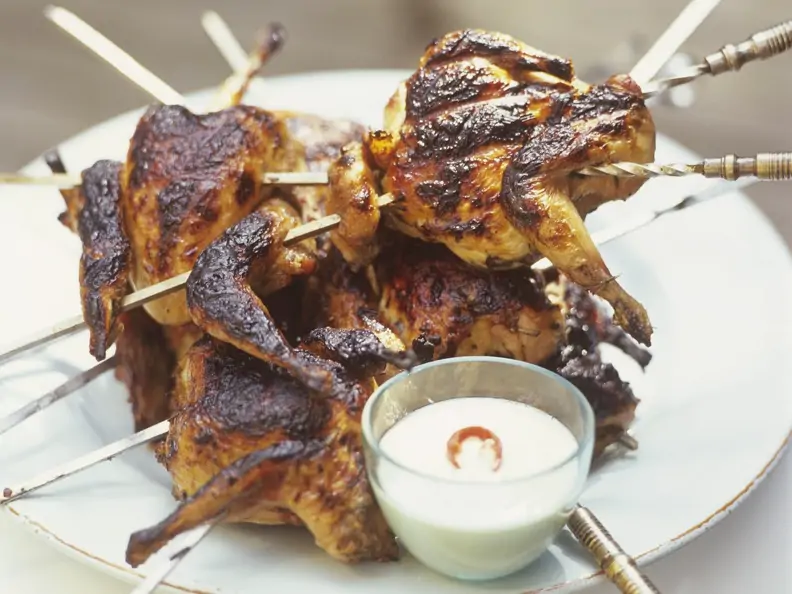 Gegrillte Wachteln mit Sesamcreme-Zitronen-Soße