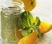 Grünes Pesto mit Orange