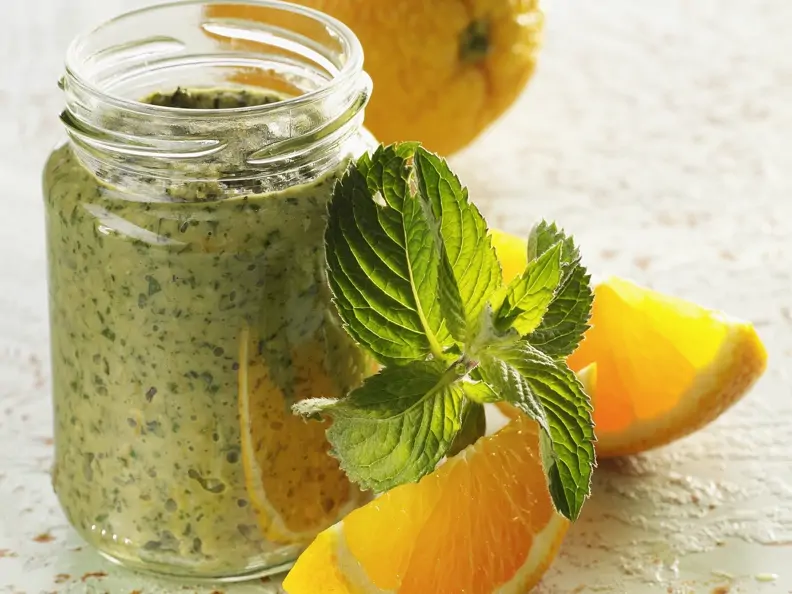 Grünes Pesto mit Orange