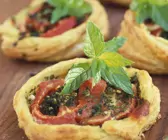 Kleine Blätterteigpizzen mit Tomate