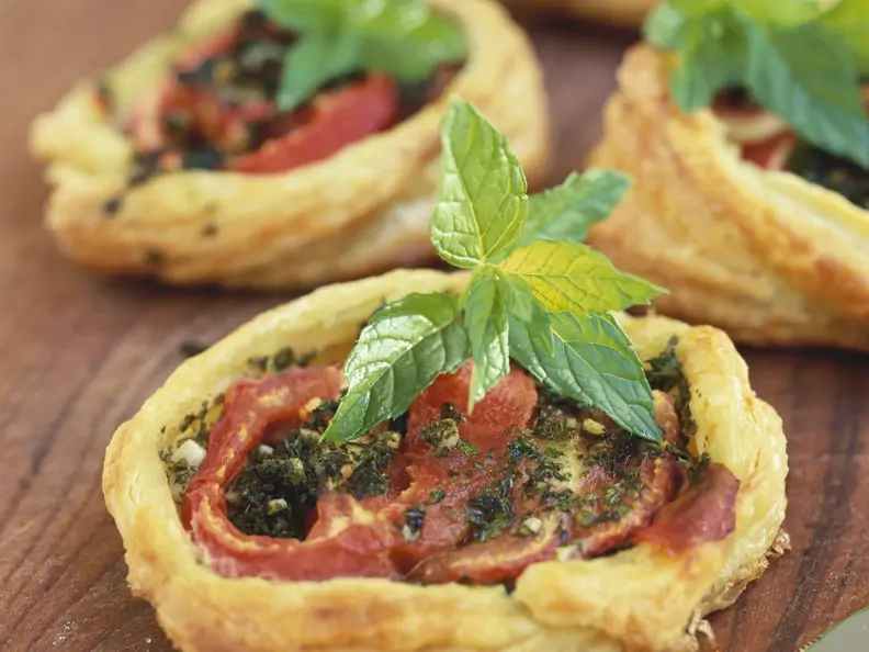 Kleine Blätterteigpizzen mit Tomate