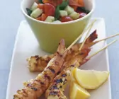 Shrimpsspieße mit Gurken-Tomaten-Salat