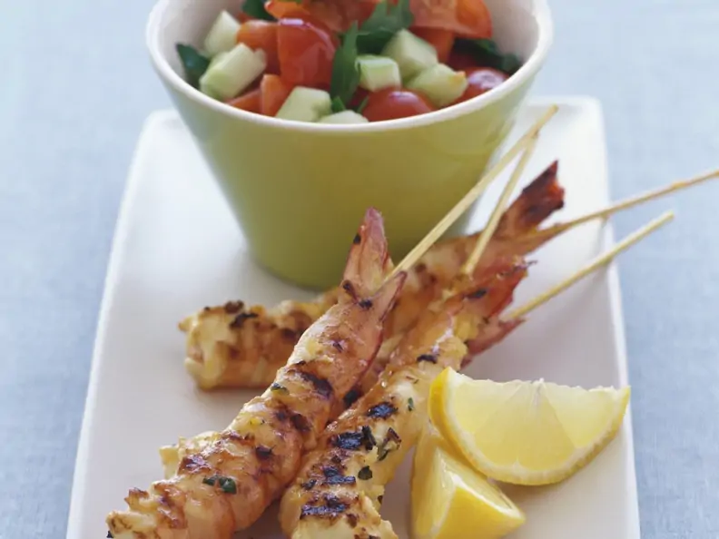 Shrimpsspieße mit Gurken-Tomaten-Salat