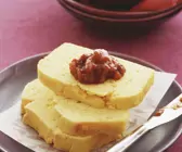 Maisbrot mit Tomatenchutney