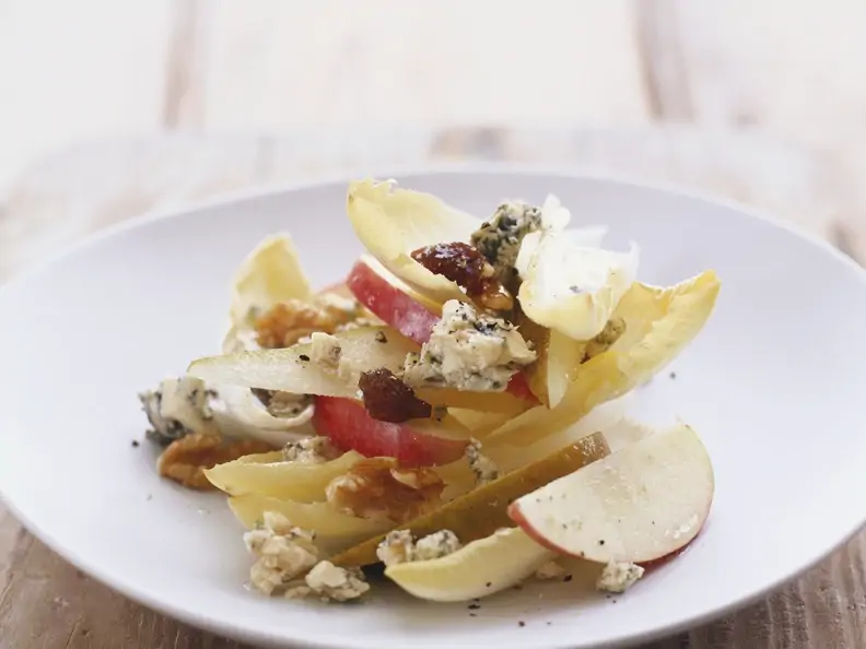 Käsesalat mit Chicorée, Walnuss und Apfel