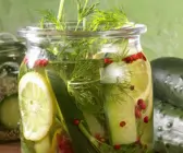 Marinierte Gurken im Glas