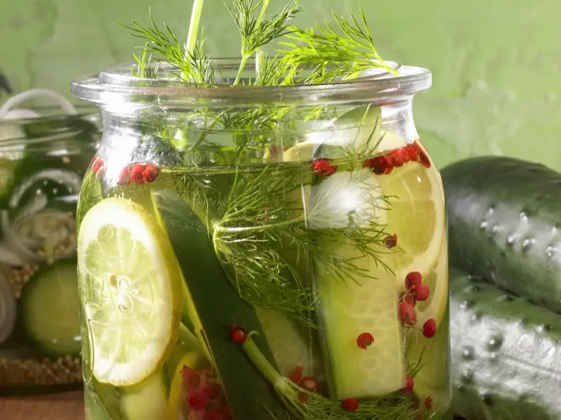 Marinierte Gurken im Glas