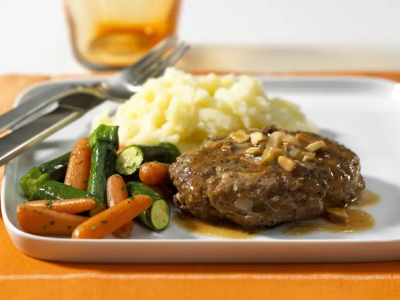 Hacksteak mit Gemüse und Püree