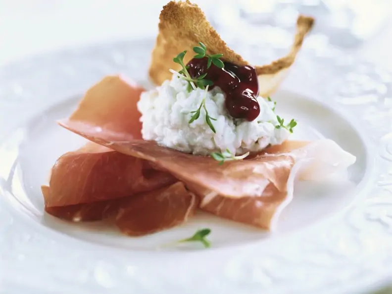 Schinken mit Cottage Cheese und Preiselbeeren