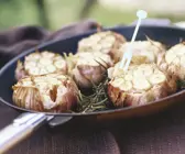 Knoblauch mit Rotwein aus dem Ofen