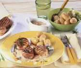 Schweinemedaillons mit Bacon-Mantel und Kartoffeln