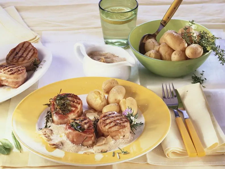 Schweinemedaillons mit Bacon-Mantel und Kartoffeln