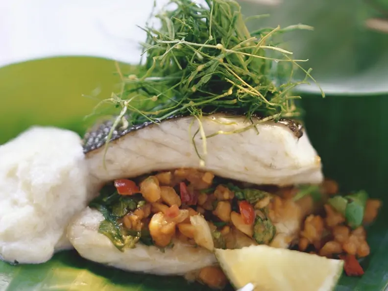Loup de mer im Bananenblatt