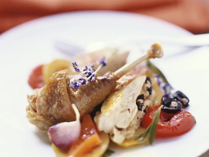 Gebratenes Perlhuhn mit Oliven-Weißbrot-Füllung