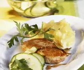 Schnitzel mit Kartoffelpüree und Zucchinisalat