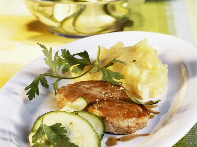 Schnitzel mit Kartoffelpüree und Zucchinisalat