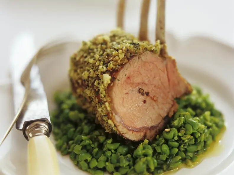 Lammkarree mit Erbsen