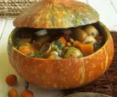 Würzige Kürbissuppe im Kürbis