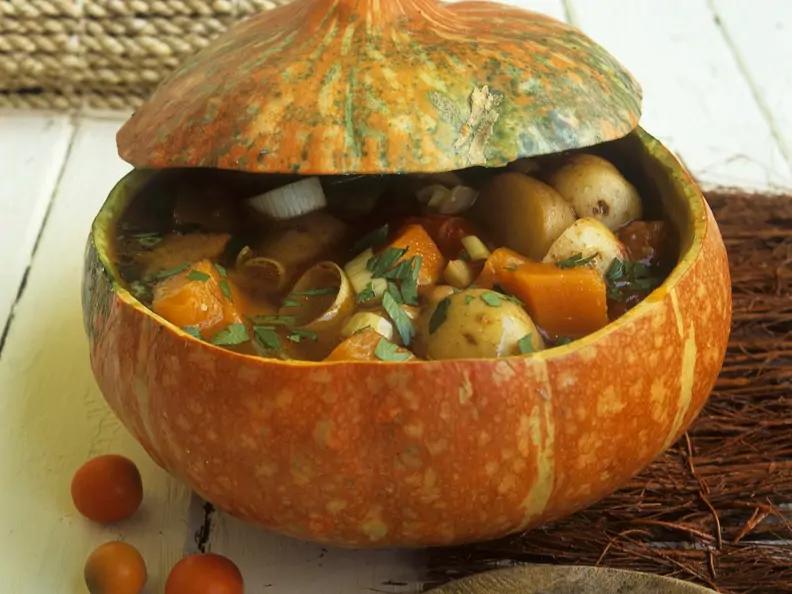 Würzige Kürbissuppe im Kürbis