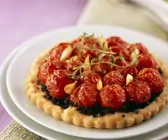 Mini-Tarte mit Olivencreme und Cherrytomaten