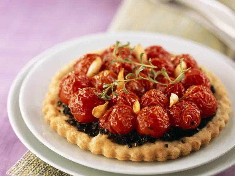 Mini-Tarte mit Olivencreme und Cherrytomaten