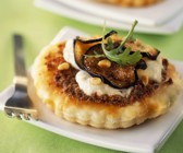 Kleine Tartes mit Mozzarella und Aubergine