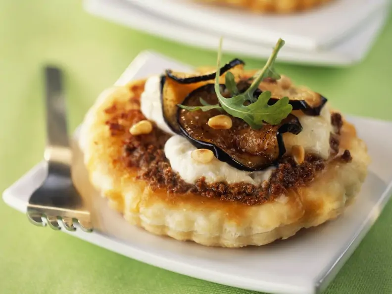 Kleine Tartes mit Mozzarella und Aubergine