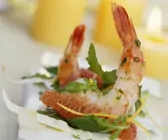 Shrimps mit Grapfruit und Teigstreifen