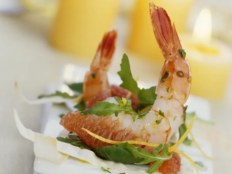 Shrimps mit Grapfruit und Teigstreifen