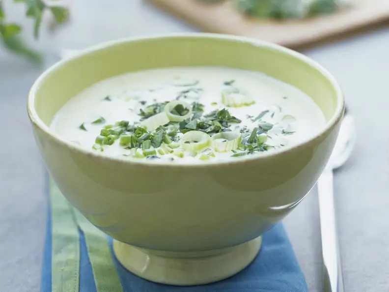 Cremige Kräuter-Lauchzwiebel-Suppe