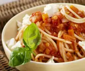 Pasta mit Linsen-Tomatensoße und Schafskäse