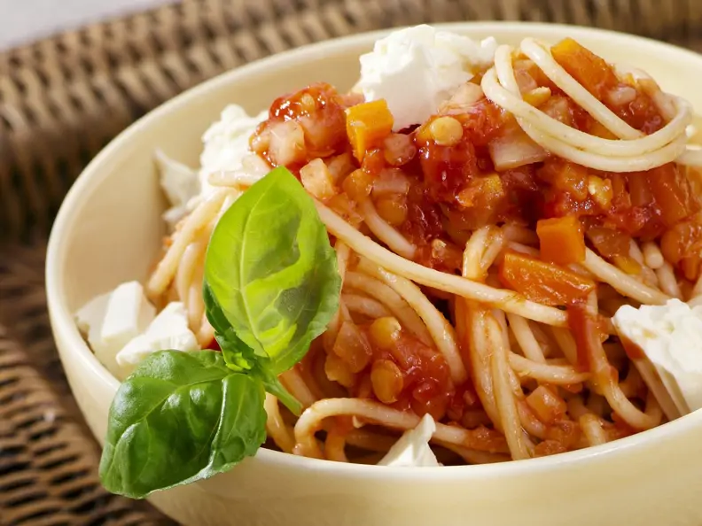Pasta mit Linsen-Tomatensoße und Schafskäse