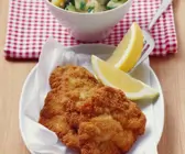 Klassisches Schnitzel mit Kartoffel-Gurken-Salat