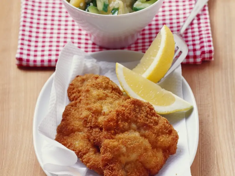 Klassisches Schnitzel mit Kartoffel-Gurken-Salat