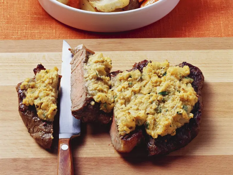 Gebratenes Entrecote mit Zwiebelhaube