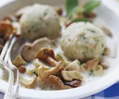 Semmelknödel mit Schwammerlsoße