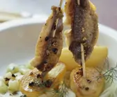 Fischspieße mit Kartoffel-Gurken-Gemüse