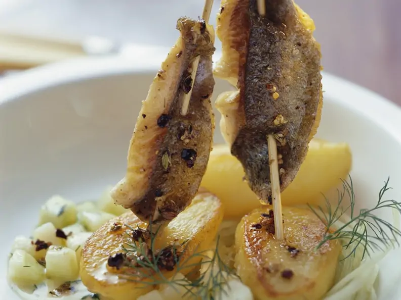 Fischspieße mit Kartoffel-Gurken-Gemüse