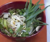 Würzige Gemüsesuppe mit Sprossen von Mungbohnen