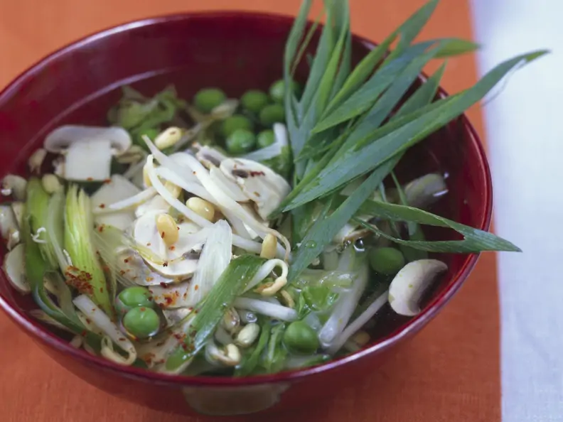 Würzige Gemüsesuppe mit Sprossen von Mungbohnen