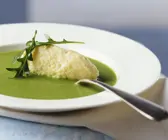 Cremige Rucolasuppe mit Grießnockerl